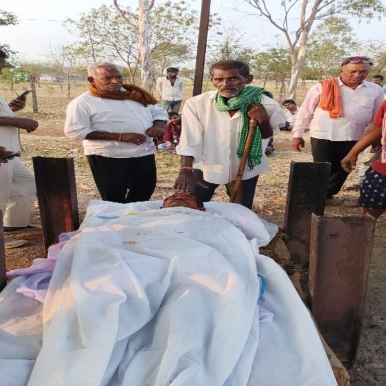 6 पौवा शराब के साथ पकड़ाए आरोपी ने लगाई फांसी:बालोद में परिजन बोले- तीन पुलिसकर्मियों ने मांगे पैसे, जेल भेजने दी थी धमकी