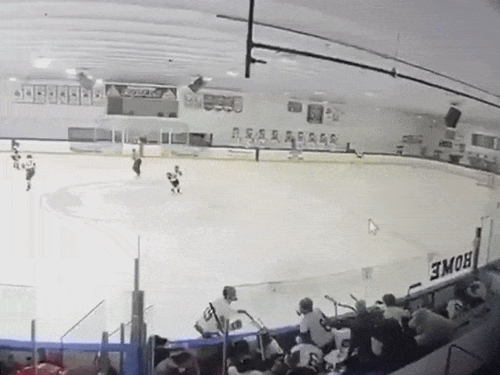 अमेरिका के रोड आइलैंड में गोलीबारी में 3 की मौत:3 घायल, आइस हॉकी रिंग में गेम के दौरान शूटिंग ; CCTV फुटेज सामने आया