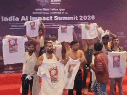 AI समिट में यूथ कांग्रेस का टी-शर्ट उतारकर प्रदर्शन, VIDEO:भारत मंडपम में मोदी इज कॉम्प्रोमाइज्ड के नारे लगाए; अमेरिका से ट्रेड डील का विरोध