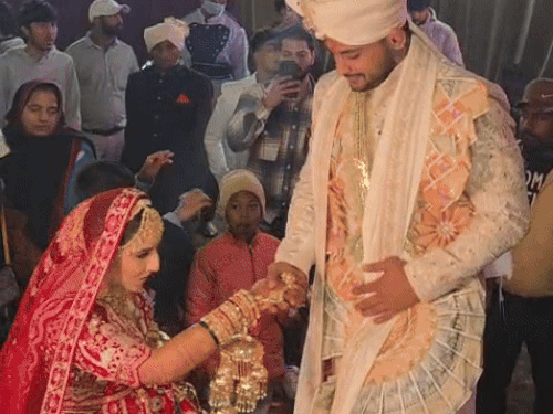 हरियाणवी ओलिंपियन पहलवान शादी के बंधन में बंधे:बहादुरगढ़ में पिता के दोस्त की बेटी संग 7 फेरे लिए; स्टेज पर गेस्ट के साथ फोटोशूट कराया