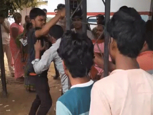 LPG संकट- बिहार में लकड़ी-कोयले की मांग बढ़ी:राजस्थान में होटल लकड़ी पर खाना बना रहे; MP-UP, कर्नाटक-तमिलनाडु में गोदामों पर छापे