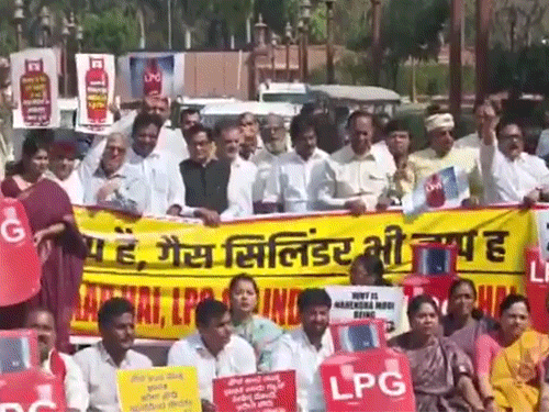 विपक्ष का सदन के बाहर सिलेंडर संकट पर प्रदर्शन:नरेंदर भी गायब, सिलेंडर भी गायब नारे लगाए; राहुल ने कहा- पीएम मोदी घबराएं हुए हैं
