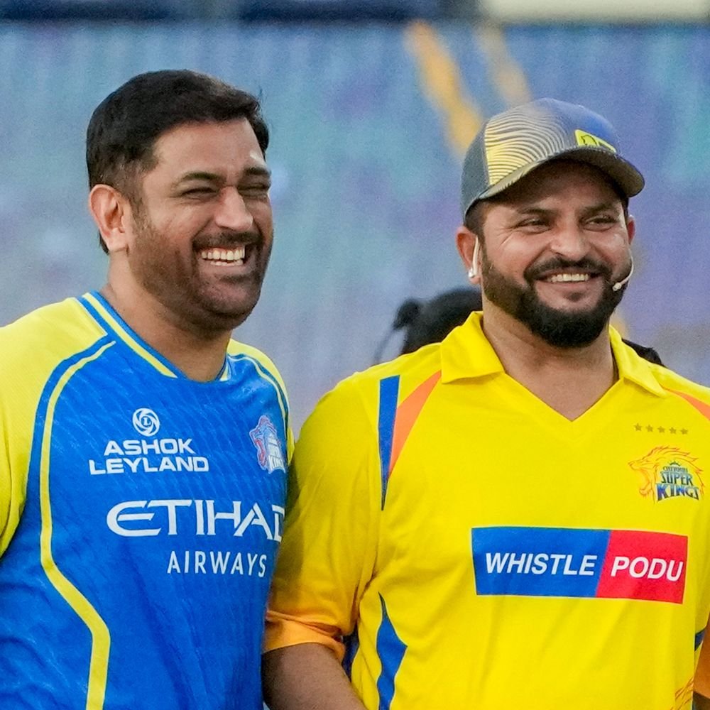 CSK रीयूनियन में धोनी-ब्रावो का चैंपियन गाने पर डांस:सुरेश रैना को गले लगाया; चेपॉक स्टेडियम में संजू-दुबे को सम्मानित किया गया