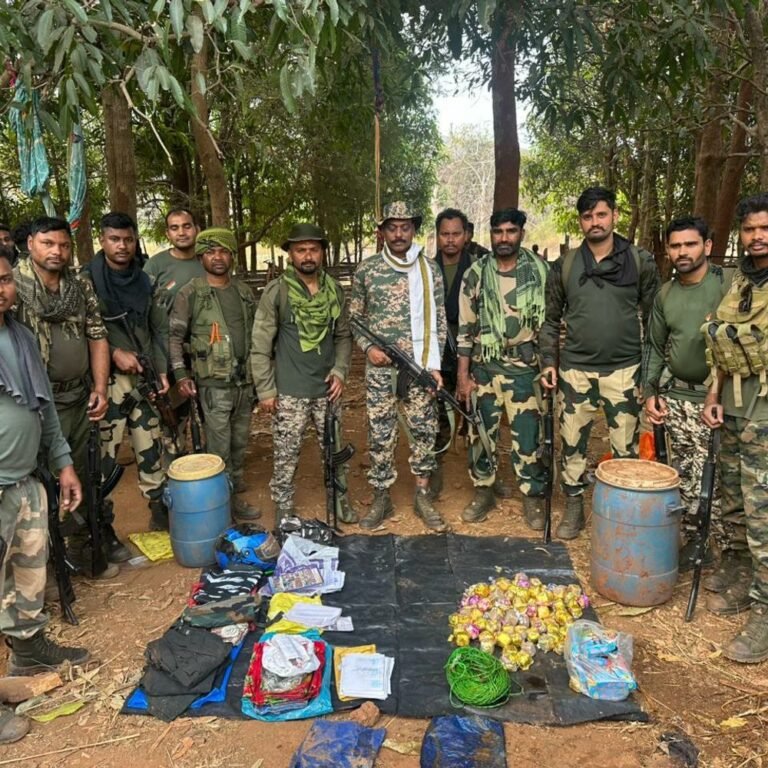 कांकेर-नारायणपुर सीमा पर सुरक्षाबलों ने नक्सली डंप बरामद किया:4 आईईडी सहित विस्फोटक सामग्री मिली, 4 नक्सल स्मारक भी ध्वस्त किए