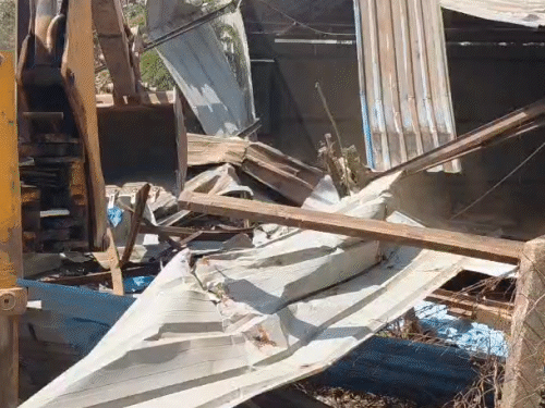 भाजपा नेता के भाई की दुकान पर चला बुलडोजर:दुर्ग में अफीम की खेती मामले में एक्शन, अवैध कब्जा हटाया, भारी पुलिस बल तैनात