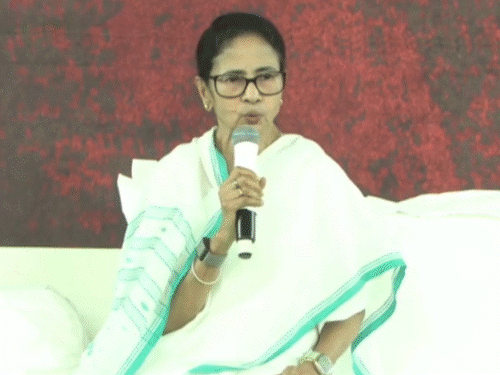 बंगाल SIR- ममता बनर्जी कोलकाता में धरने पर बैठीं:कहा- चुनाव आयोग ने जिन वोटर को मृत बताया, मैं उन्हें सामने लाऊंगी