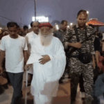 आसाराम ने रामलला के VIP दर्शन किए:3 कारों से अयोध्या पहुंचा, VVIP गेट से मिली एंट्री; हनुमानगढ़ी की सीढ़ियां नहीं चढ़ पाया