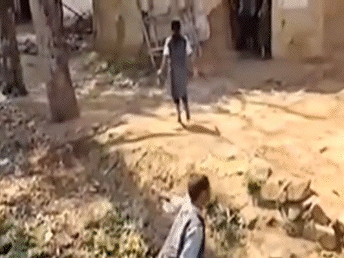 सूरजपुर में स्कूली बच्चों से धुलवाए बर्तन…VIDEO:रसोइयों की हड़ताल, शिक्षकों ने बनाया खाना, हेडमास्टर ने स्टूडेंट्स को बर्तन धोने नाला भेजा, सस्पेंड