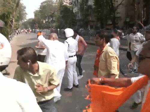 कोलकाता, पीएम की रैली से पहले भाजपा-टीएमसी कार्यकर्ताओं में पत्थरबाजी:आज ₹18,680 करोड़ के प्रोजेक्ट्स का उद्घाटन-शिलान्यास होना है