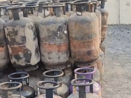 छत्तीसगढ़ में सिलेंडर की ऑनलाइन-बुकिंग बंद,सर्वर-डाउन:10-12 दिनों में डिलीवरी, मिस्ड-कॉल सर्विस ठप, एजेंसी-गोदामों के बाहर लाइनें;इलेक्ट्रॉनिक इंडक्शन प्राइज 10-20% बढ़े, 450+ सिलेंडर जब्त