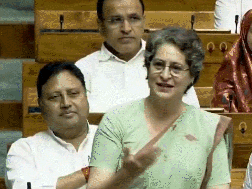 रिजिजू के बयान पर प्रियंका मुस्कुराईं:विपक्ष के हंगामे पर शाह भड़के; प्रियंका बोलीं- सिर्फ राहुल सरकार के आगे नहीं झुके; संसद के मोमेंट्स