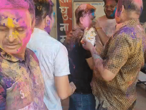 72 घंटे ड्यूटी के बाद पुलिसकर्मियों की होली:बिलासपुर के थानों में उड़े रंग-गुलाल, गानों पर झूमे जवान, रायगढ़ में परिवार संग कर रहे सेलिब्रेट