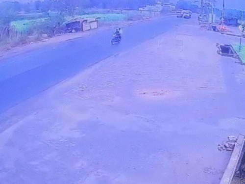 पूर्व-मंत्री की फॉलो गाड़ी ने बाइक को मारी टक्कर,LIVE VIDEO:2 युवकों की मौत, उछलकर 50 मीटर दूर फेंकाए,100KM थी रफ्तार, बाइक के उड़े परखच्चे