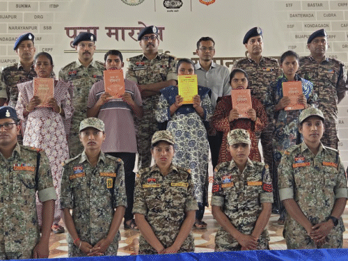 दंतेवाड़ा में डेडलाइन के आखिरी दिन 5 नक्सलियों का सरेंडर:पुलिस का दावा- नक्सलवाद से आजाद हुआ जिला, कांकेर में 2 आत्मसमर्पण, 14 नक्सली एक्टिव