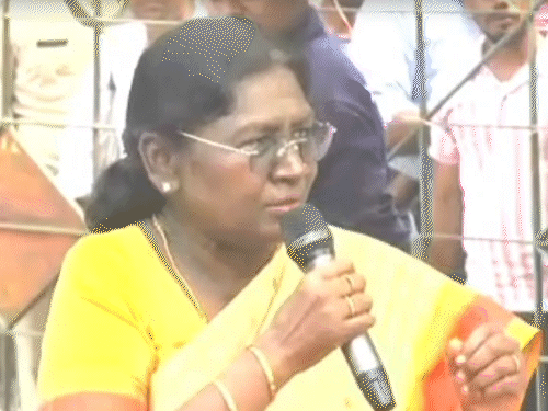बंगाल में कॉन्फ्रेंस की जगह बदलने पर राष्ट्रपति नाराज:बोलीं-राज्य सरकार आदिवासियों का भला नहीं चाहती; मैं भी बंगाल की बेटी, ममता छोटी बहन
