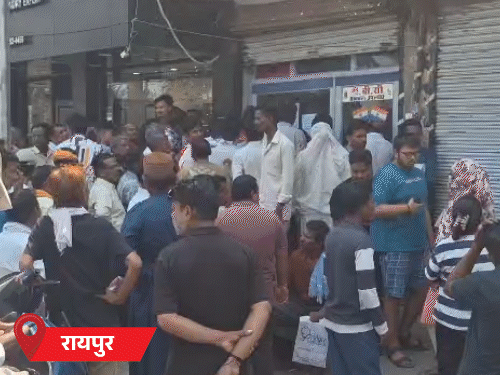 LPG सिलेंडर के लिए एजेंसियों में लगी कतारें:बिलासपुर के एजेंसी में लगा ताला, जगदलपुर के होटलों में लकड़ी के भट्ठों में बन रहा खाना