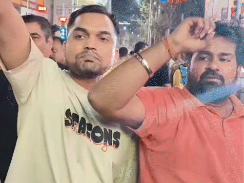 T20 वर्ल्डकप सेमीफाइनल में पहुंचा भारत..छत्तीसगढ़ में जश्न का माहौल:रायपुर के जयस्तंभ में इकट्ठे हुए क्रिकेट प्रेमी; रंग गुलाल उड़ाकर मनाई खुशियां