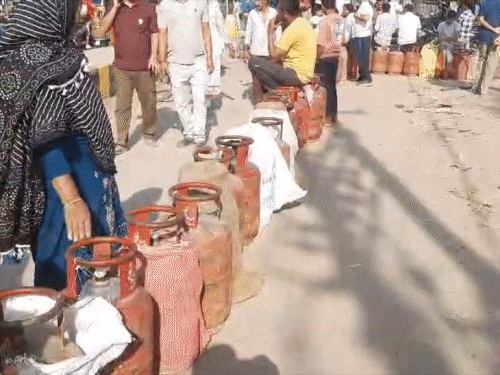 LPG संकट- एजेंसियों पर सुबह 4 बजे से लगीं लाइनें:सरकार की अपील- PNG पर शिफ्ट हों, होर्मुज में फंसे 20 टैंकरों से बढ़ी उम्मीद