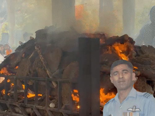 रायपुर में विंग कमांडर का अंतिम संस्कार:गार्ड ऑफ ऑनर दिया गया, पत्नी-बच्चे और परिजन भावुक नजर आए