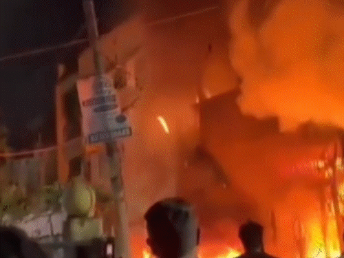 इंदौर में कार चार्जिंग के दौरान आग, 7 की मौत:3 झुलसे; शॉर्ट सर्किट से हादसा, घर में रखे 4 सिलेंडर फटे