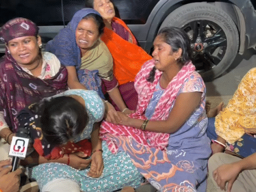 रायपुर में गटर साफ करने उतरे 3 स्वीपर की मौत:परिजन बोले- बिना सेफ्टी के सीवरेज टैंक में उतारा, रामकृष्ण हॉस्पिटल में हंगामा, पुलिस से झूमाझटकी