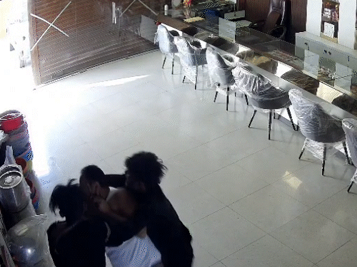 ज्वेलरी शॉप में लूट, व्यापारी और उसकी पत्नी को पीटा,VIDEO:बच्चा हाथ जोड़कर कहता रहा- मेरे पापा को छोड़ दो, जेवर-मोबाइल लेकर भागे