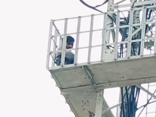 शादी की जिद…40 फीट ऊंचे टॉवर पर चढ़ा युवक,VIDEO:कूदने की धमकी, युवती बोली- परेशान करता है, 4 घंटे ड्रामा के बाद उतरते ही गिरफ्तार