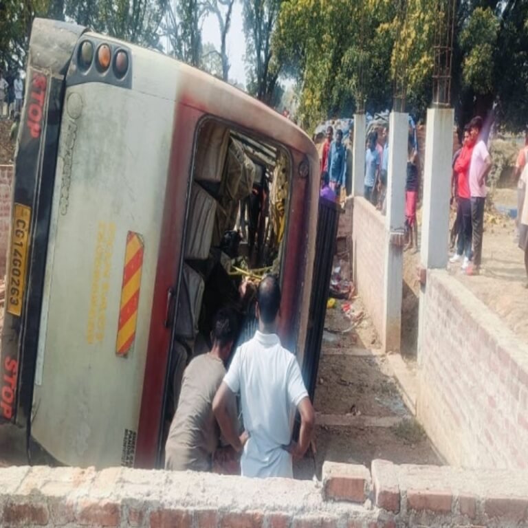 जशपुर में यात्री बस पलटने से 2 की मौत, VIDEO:हादसे में 14 लोगों की गंभीर हालत, करडेगा से कुनकुरी आ रही थी, राहत-बचाव कार्य जारी