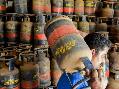 पाइप वाली गैस लेना अनिवार्य होगा:सूचना मिलने के 90 दिन में लेना होगा कनेक्शन, इसके बाद नहीं मिलेगा LPG सिलेंडर