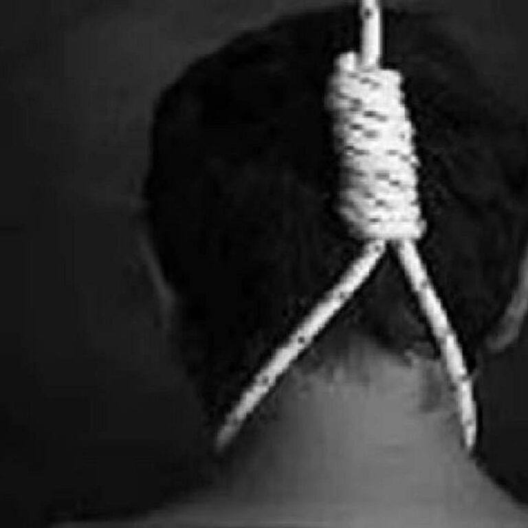 युवक ने घर की छत पर लगाई फांसी:मां ने फंदे से लटकती देखी लाश, जोर से चिल्लाई, घरवालों ने नीचे उतारा शव, जांच जारी