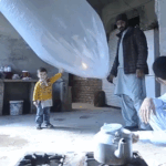 पाकिस्तान में गुब्बारों में गैस भरकर खाना बना रहे लोग:LPG-तेल की किल्लत की वजह से लोग मजबूर, एक्सपर्ट बोले- ये चलता-फिरता बम जैसा