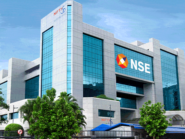 सेंसेक्स 550 अंक गिरकर 77,000 पर कारोबार कर रहा:निफ्टी भी 140 अंक नीचे 23850 पर आया; आईटी और रियल्टी शेयरों में बिकवाली