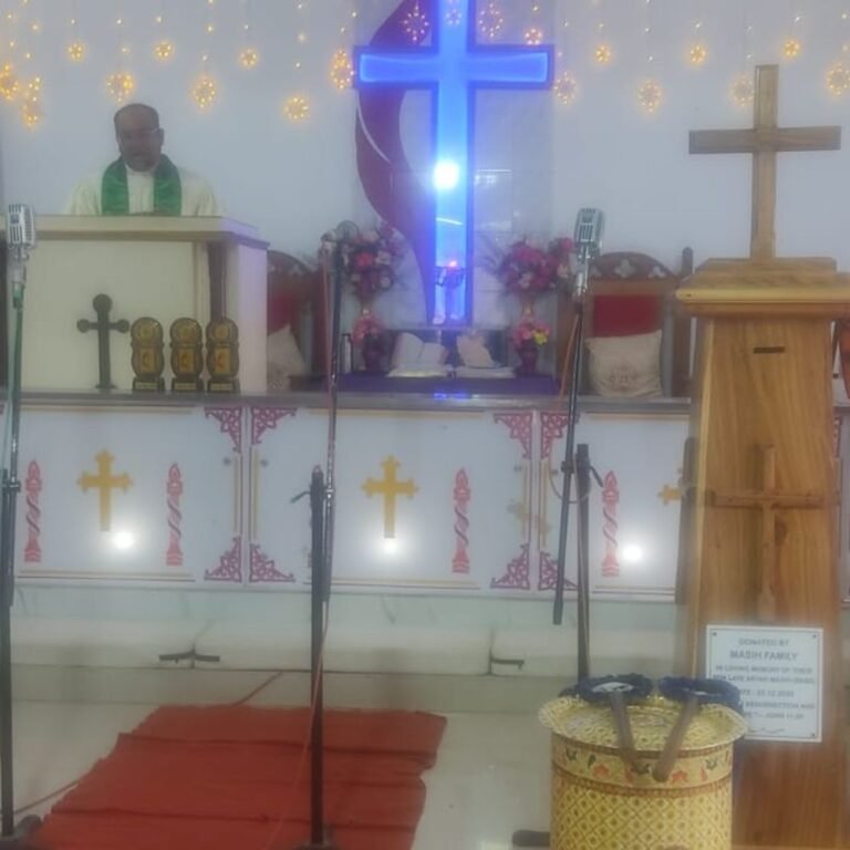 ईस्टर पर प्रभु यीशु के पुनरुत्थान का पर्व:मसीह समाज ने चर्चों में की विशेष प्रार्थना, मोमबत्तियां जलाकर शांति, प्रेम का संदेश दिया