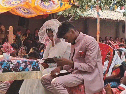 बारात लेकर पहुंची दुल्हन, विदाई में फूट-फूटकर रोया दूल्हा, VIDEO:4 बेटियों के पिता ने बनाया घर जमाई, बोले- बेटा बनाकर रखूंगा