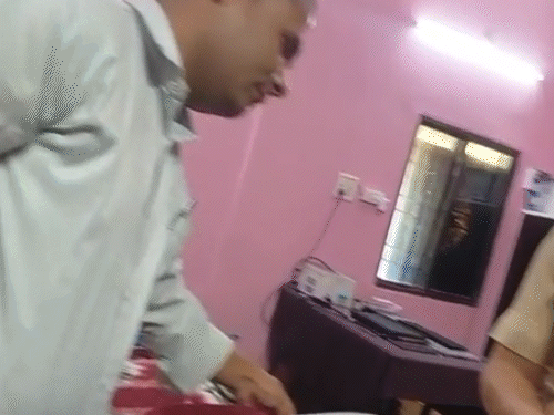 100-100 के नोट का रिश्वत लेते कॉन्स्टेबल का VIDEO:राजनांदगांव थाने में महिला की फोटो जूम करते दिखा ASI, सस्पेंड; लाइन अटैच किए गए