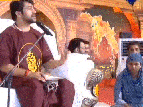 धीरेंद्र शास्त्री बोले- हिंदुओं को कटने-बंटने-मिटने नहीं देंगे:पंडाल में झूपने लगे महिलाएं-पुरुष, मुस्लिम परिवार समेत 583 लोगों की घर वापसी