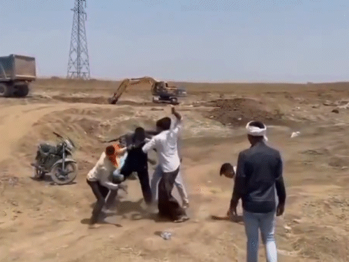 ठेकेदार के गुर्गों ने छात्र को हाथ-मुक्के-चप्पलों से पीटा,VIDEO:कवर्धा में तालाब खुदाई के दस्तावेज मांगे थे, कांग्रेस बोली- गृहमंत्री के जिले में माफियाराज