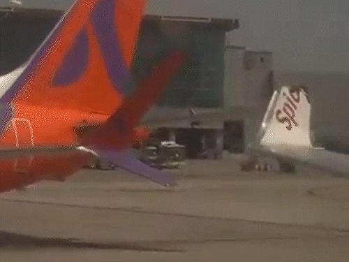 दिल्ली एयरपोर्ट पर अकासा एयर और स्पाइसजेट के विमान टकराए:पार्किंग एरिया में हुआ हादसा, दोनों प्लेन को नुकसान लेकिन यात्री सुरक्षित