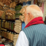 पश्चिम बंगाल में पीएम ने झालमूड़ी खाई; VIDEO:दुकानदार को ₹10 दिए; उसने पूछा- प्याज खाते हैं, मोदी बोले- प्याज खाता हूं, दिमाग नहीं