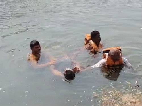 बालोद के तांदुला नहर में बाप-बेटी समेत 3 बहे:पिता का शव बरामद, बेटी लापता, एक बच्ची बचाई गई, ससुराल शादी समारोह में आए थे