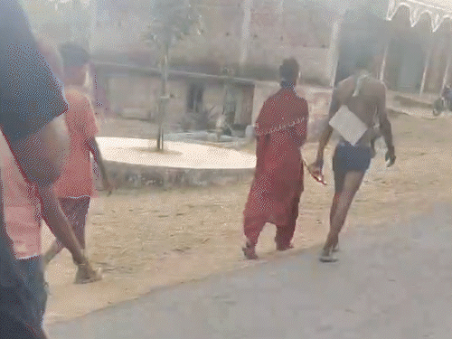 आधा सिर मुंडवाया, जूते-चप्पल की माला पहनाई, अर्धनग्न कर घुमाया,VIDEO:चोरी के शक में ग्रामीणों ने दी सजा; पत्नी से भी बदसलूकी, रेप की धमकी