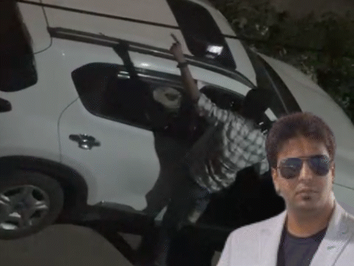 ‘हर-हर महादेव’ गाने में वकील ने लहराई तलवार, VIDEO:बिलासपुर में नशे में फरसा-पिस्टल लेकर झूमता रहा, घर के बाहर लोगों को डराया, FIR