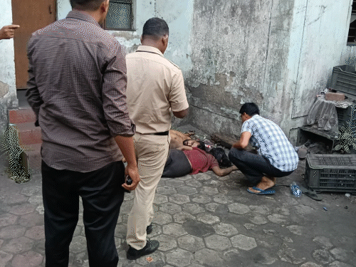 रोमांस के दौरान छत से गिरा कपल, प्रेमी की मौत:रेलिंग पर हाथ-पकड़कर बैठे थे, नशे में बैलेंस बिगड़ा; लड़की के कमर की हड्डी टूटी