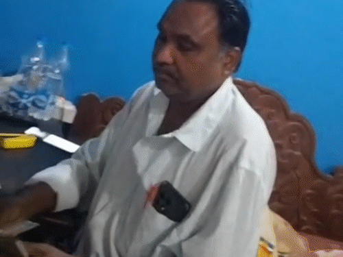 जिला अस्पताल के ड्रेसर का 5 हजार रिश्वत लेते VIDEO:मेडिकल-रिम्बर्समेंट कराने पैसों की डिमांड, बोला- रायपुर भेज देते तो बिल पास नहीं होता, सस्पेंड