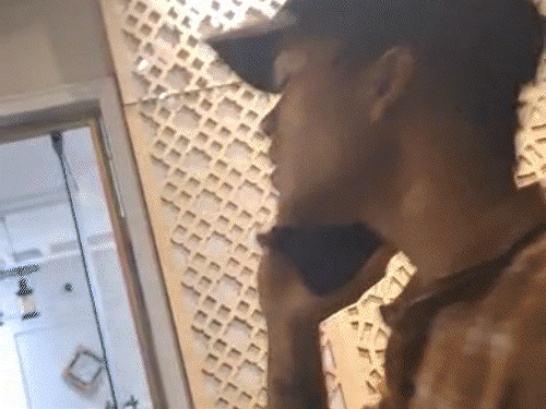 वेदांता प्लांट हादसा, अपनों को ढूंढने रातभर भटकते रहे परिजन:कहा- 5-5 अस्पताल खंगाले, न जानकारी मिली न लिस्ट, सुबह मौत की खबर आई