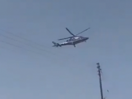 महाराष्ट्र के मंत्री का हेलिकॉप्टर कार पार्किंग में उतरा:प्रशासन बोला- पायलट ने गलती से लैंडिंग की; जनवरी में अजित पवार का प्लेन क्रैश हुआ था