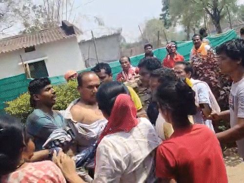 पास्टर की लात-घूंसों और चप्पलों से पिटाई, VIDEO:शर्ट फाड़ी, गांव छोड़ने का अल्टीमेटम, लोग बोले- बस्तर में धर्मांतरण करा रहा था