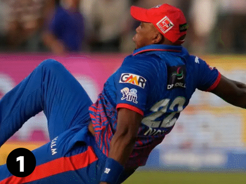 साउथ अफ्रीकी बॉलर एनगिडी के सिर में चोट:IPL मैच में कैच लेते वक्त गिरे, एम्बुलेंस से अस्पताल ले जाया गया; 15 मिनट खेल रुका