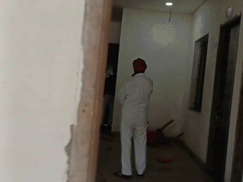 महासमुंद में आपस में भिड़े कांग्रेस नेता, एक-दूसरे को पीटा:गिलास तोड़ी, कुर्सियां फेंकी, PC की सही जानकारी नहीं देने पर हाथापाई, FIR दर्ज