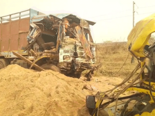 रायपुर में हाइवा-ट्रक की भिड़ंत में 3 मौतें:2km तक सुनाई दी टक्कर की गूंज, केबिन में फंसे रहे लोग, JCB से निकाले गए